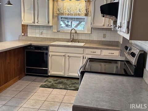Tiny photo for 5220 Broadway Avenue, Evansville, IN 47712 (MLS # 202638043)