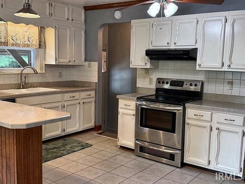Tiny photo for 5220 Broadway Avenue, Evansville, IN 47712 (MLS # 202638043)