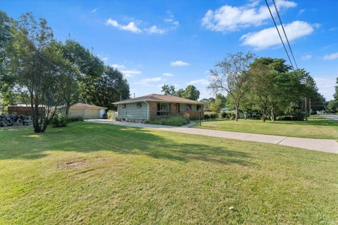 Tiny photo for 52083 Kenilworth Road, South Bend, IN 46637 (MLS # 202635349)