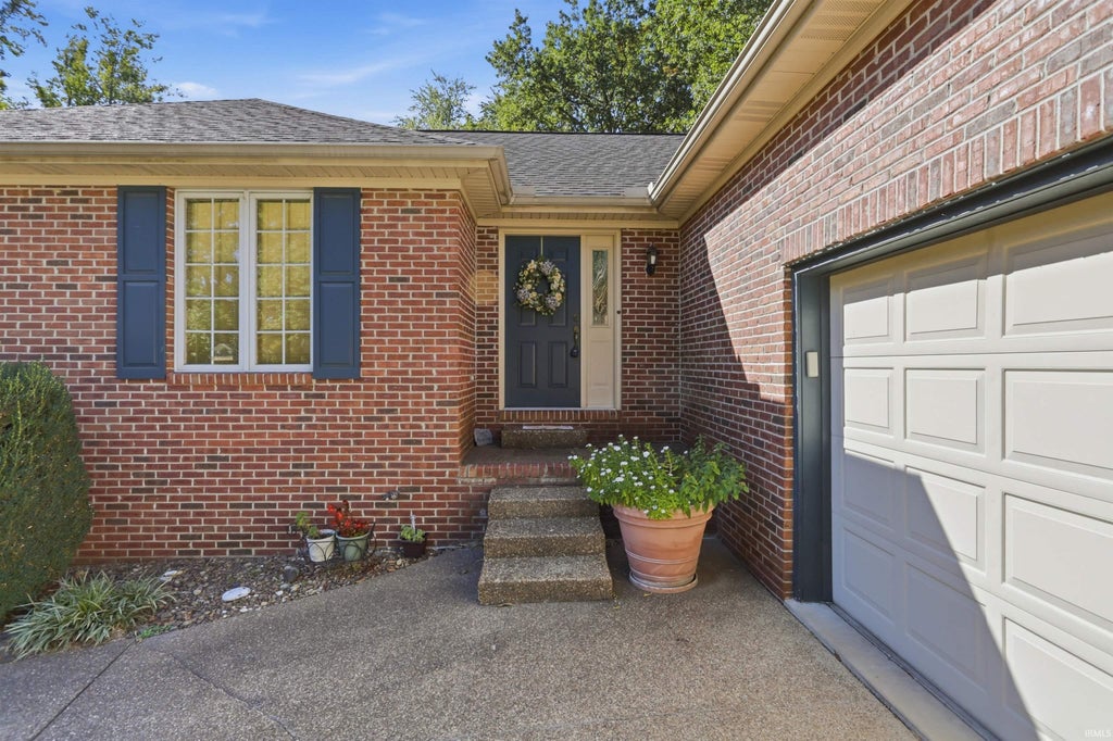 Photo of 6546 Green Hill Drive, Evansville, IN 47711 (MLS # 202642765)