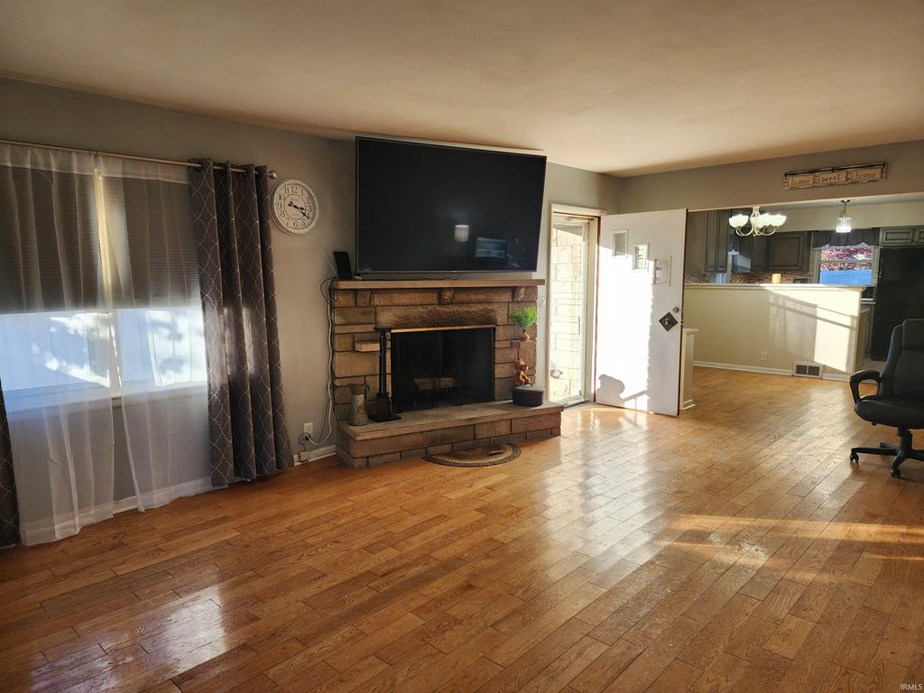 Photo of 2131 W Iowa Street, Evansville, IN 47712 (MLS # 202549073)