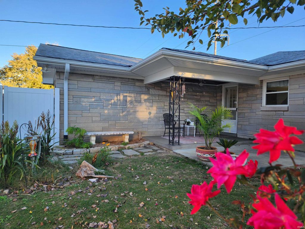 Photo of 2131 W Iowa Street, Evansville, IN 47712 (MLS # 202549073)