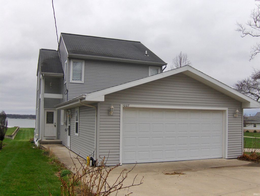 Photo of 1007 Chapman Lake Drive, Warsaw, IN 46582 (MLS # 202611281)