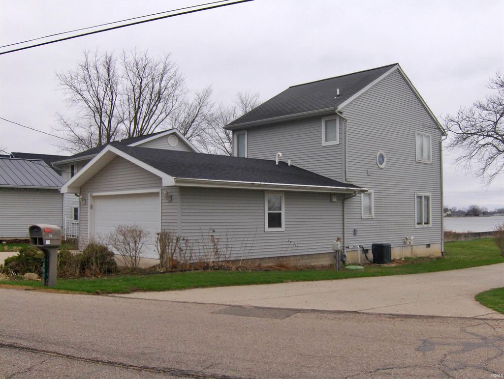 Photo of 1007 Chapman Lake Drive, Warsaw, IN 46582 (MLS # 202611281)