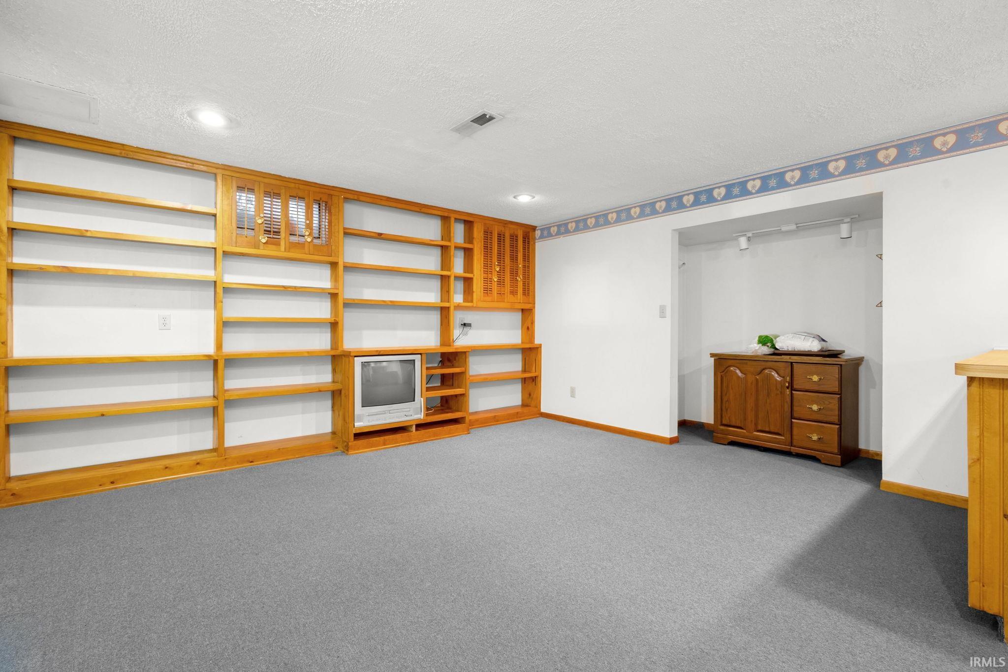 Mishawaka, Indiana 46545, United States, 2 Bedrooms Bedrooms, ,2 BathroomsBathrooms,Residential,Pending,246988