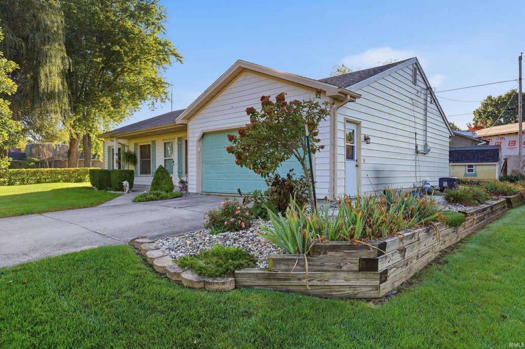 Photo of 11148 Shoreline Drive, Leo, IN 46765 (MLS # 202641687)