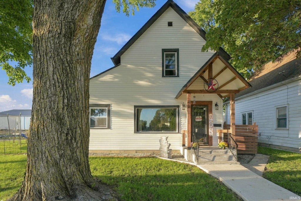 Photo of 711 W Cherry Street, Bluffton, IN 46714 (MLS # 202639884)