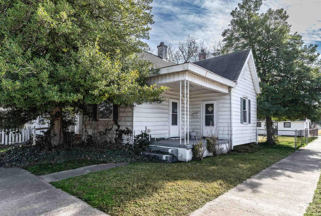 Photo of 2520 W Maryland Street, Evansville, IN 47712 (MLS # 202600673)