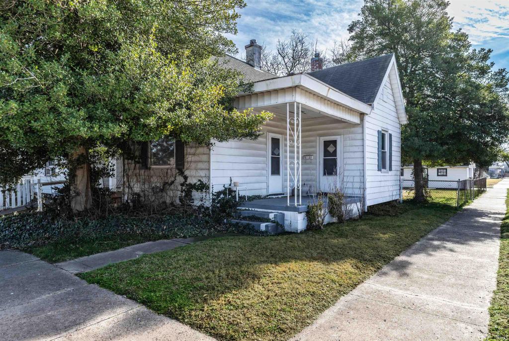 Photo of 2520 W Maryland Street, Evansville, IN 47712 (MLS # 202600673)