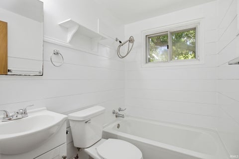 Tiny photo for 919 Dover Drive, South Bend, IN 46614 (MLS # 202636238)
