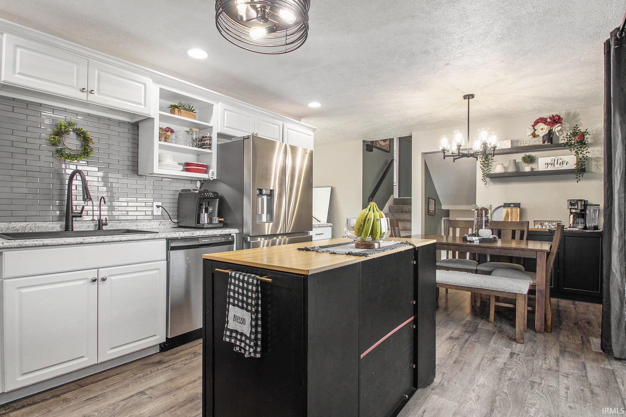 Goshen, Indiana 46526, United States, 3 Bedrooms Bedrooms, ,2 BathroomsBathrooms,Residential,Pending,26402