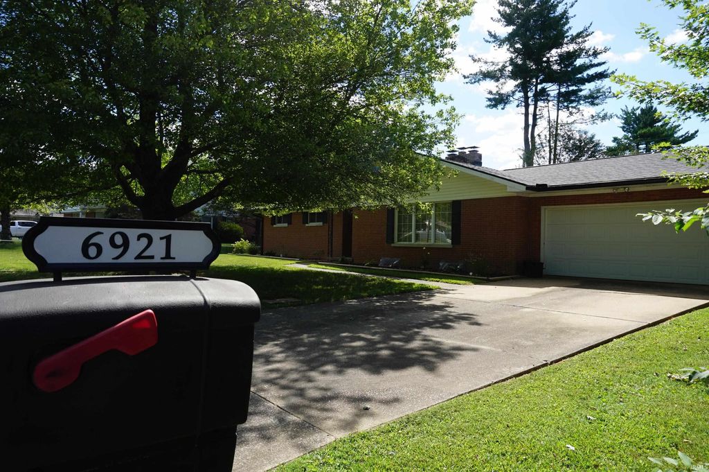 Photo of 6921 Monroe Avenue, Evansville, IN 47715 (MLS # 202607407)