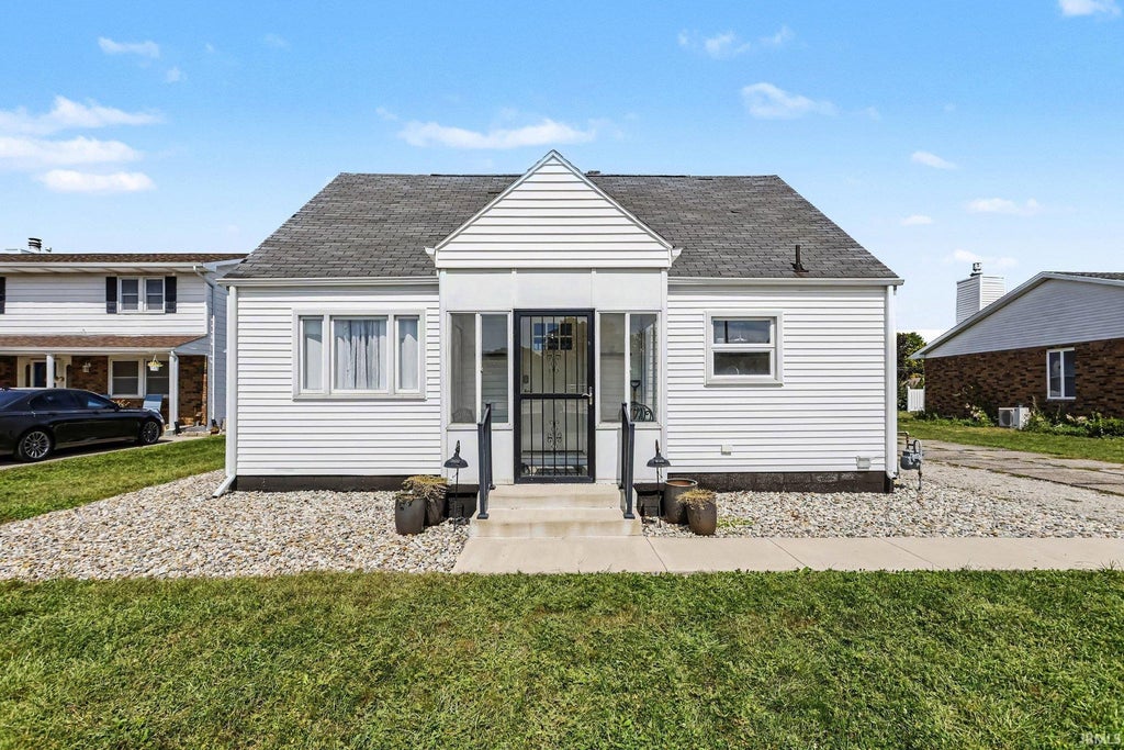 Photo of 610 W 15th Street, Mishawaka, IN 46544 (MLS # 202637170)