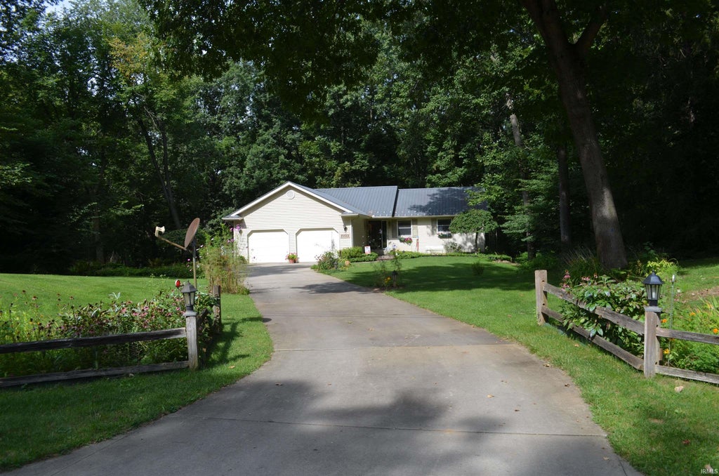 Photo of 10013 N Hasse Court, Syracuse, IN 46567 (MLS # 202636291)