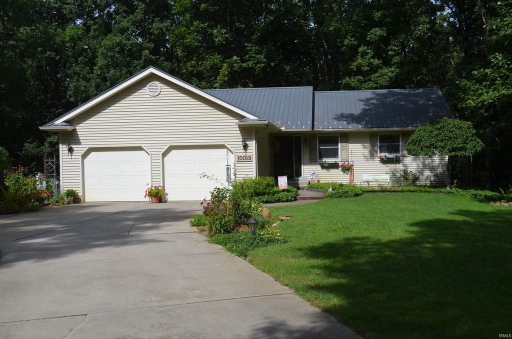Photo of 10013 N Hasse Court, Syracuse, IN 46567 (MLS # 202636291)