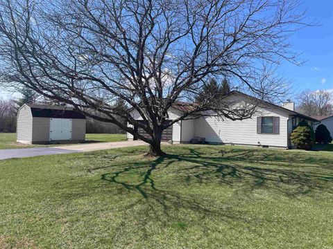 Photo of 587 E Markle Road, Huntington, IN 46750 (MLS # 202608386)