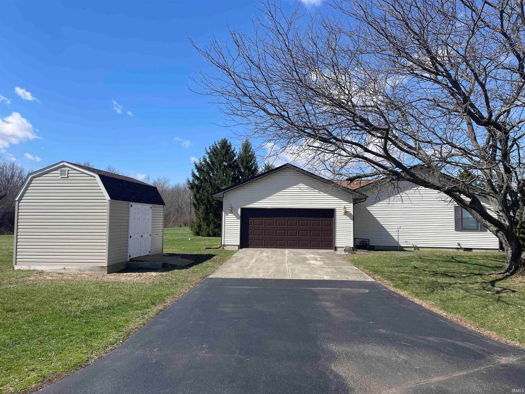Photo of 587 E Markle Road, Huntington, IN 46750 (MLS # 202608386)