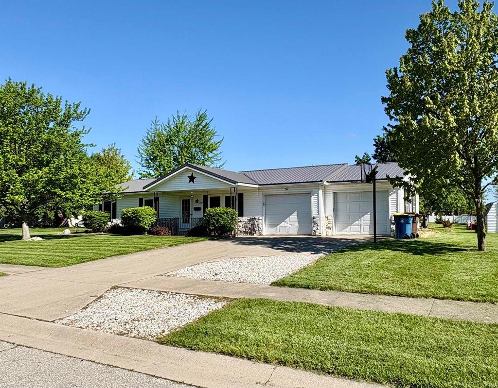 Photo of 1323 Sunnyglenn Court, Bluffton, IN 46714 (MLS # 202615722)