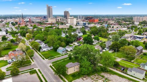 Tiny photo for 613 E Lewis Street, Fort Wayne, IN 46802 (MLS # 202619144)