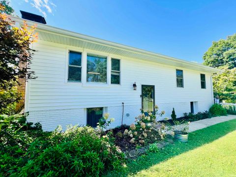 Photo of 1520 E Vera Drive, Bloomington, IN 47401 (MLS # 202534853)