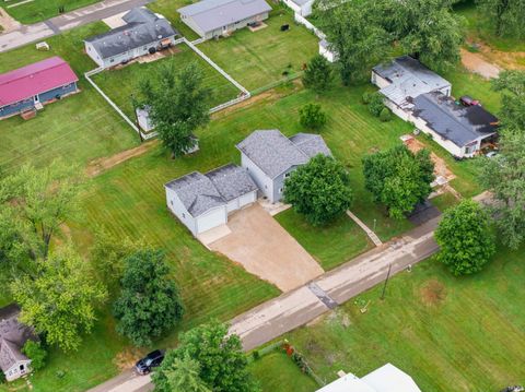 Tiny photo for 530 W Barber Street, Hartford City, IN 47348 (MLS # 202625428)