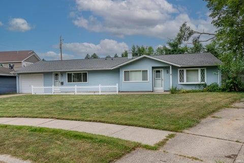 Photo of 929 SIMON Court, South Bend, IN 46615 (MLS # 202637902)
