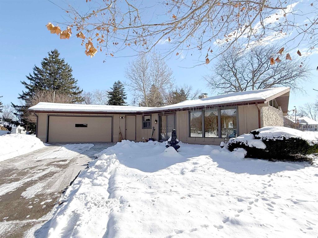 Photo of 527 E Jefferson Street, Columbia City, IN 46725 (MLS # 202548216)