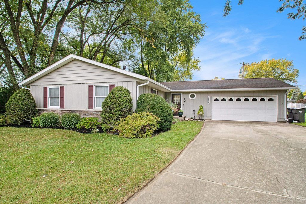 Photo of 1008 Beechwood Drive, Nappanee, IN 46550 (MLS # 202542105)