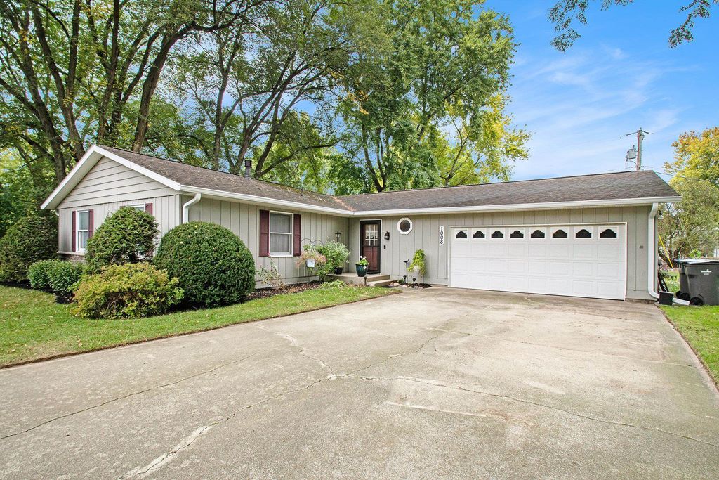 Photo of 1008 Beechwood Drive, Nappanee, IN 46550 (MLS # 202542105)