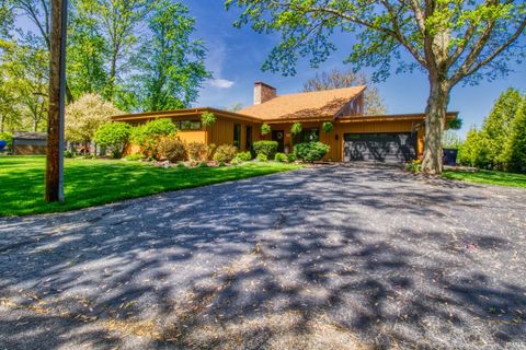 Photo of 933 Country Club Lane, Warsaw, IN 46580 (MLS # 202540536)