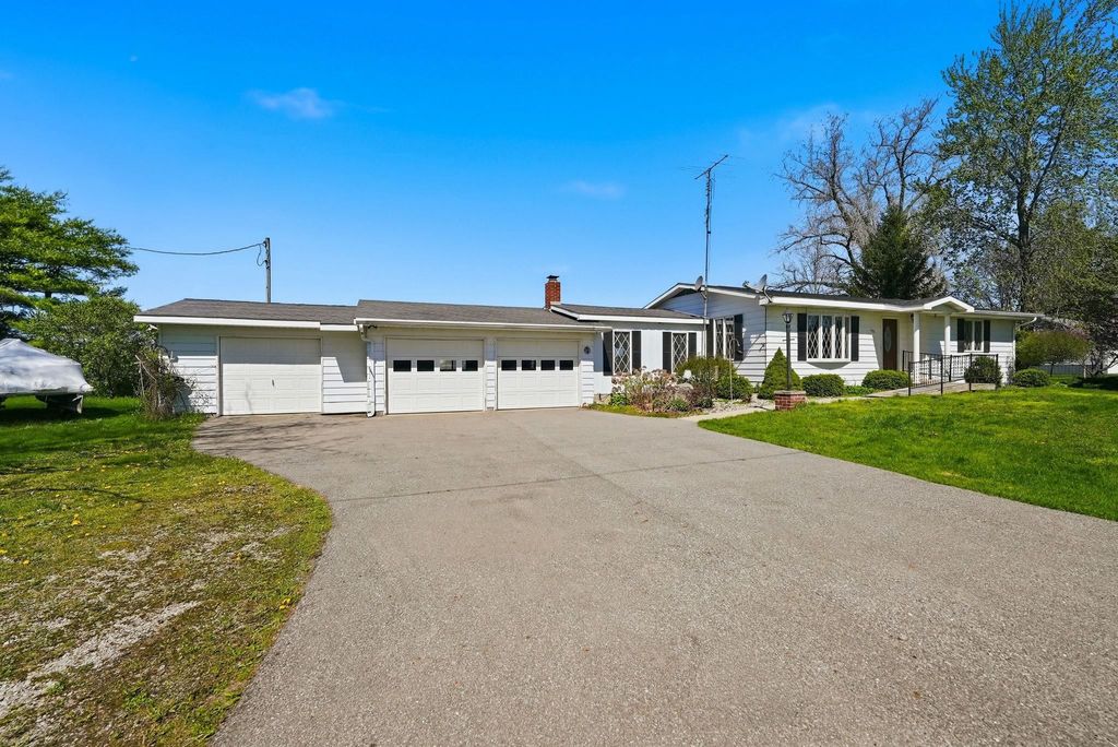 Photo of 195 N 1075 W, Angola, IN 46703 (MLS # 202613686)