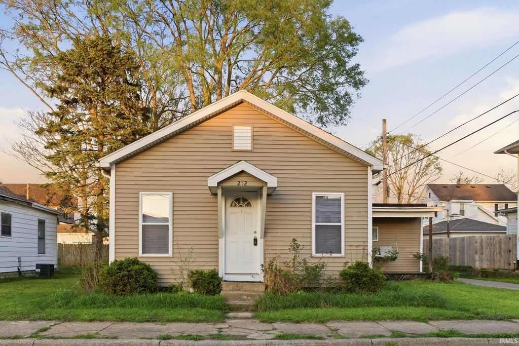 Photo of 212 Union Street, Mishawaka, IN 46544 (MLS # 202614368)