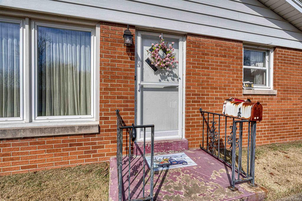 Photo of 1300 Western Hills Avenue, Evansville, IN 47720 (MLS # 202609432)