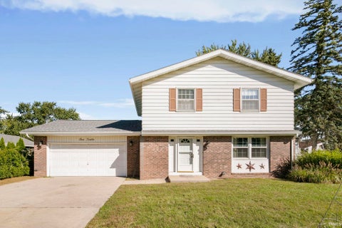 Photo of 412 E Hively Avenue, Elkhart, IN 46517 (MLS # 202639825)