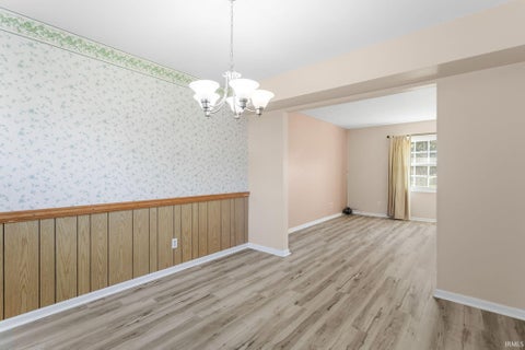 Tiny photo for 412 E Hively Avenue, Elkhart, IN 46517 (MLS # 202639825)