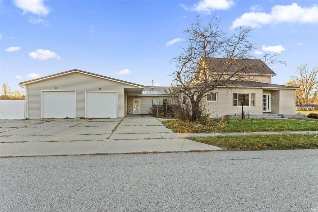 Photo of 2301 Aurora Avenue, Elkhart, IN 46517 (MLS # 202545938)