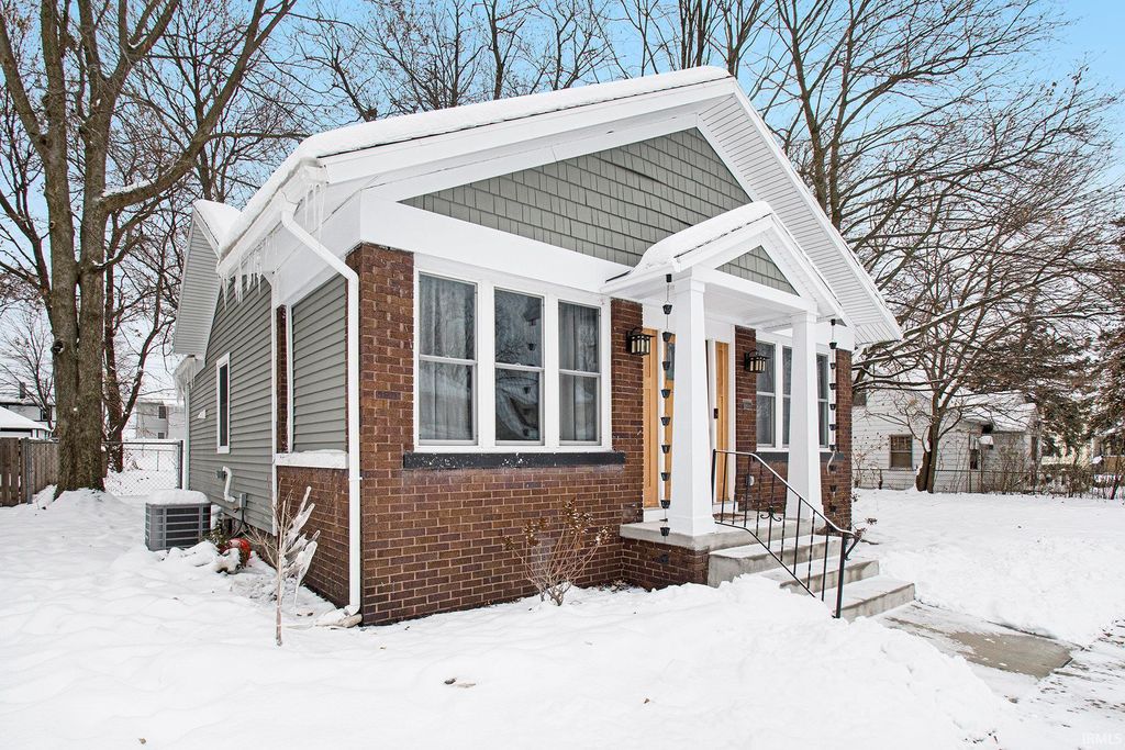 Photo of 810 N Saint Louis Boulevard, South Bend, IN 46617 (MLS # 202548578)