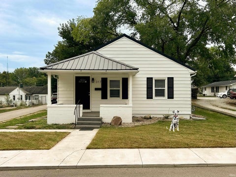 Photo of 317 W Smith Street, Warsaw, IN 46580 (MLS # 202637813)