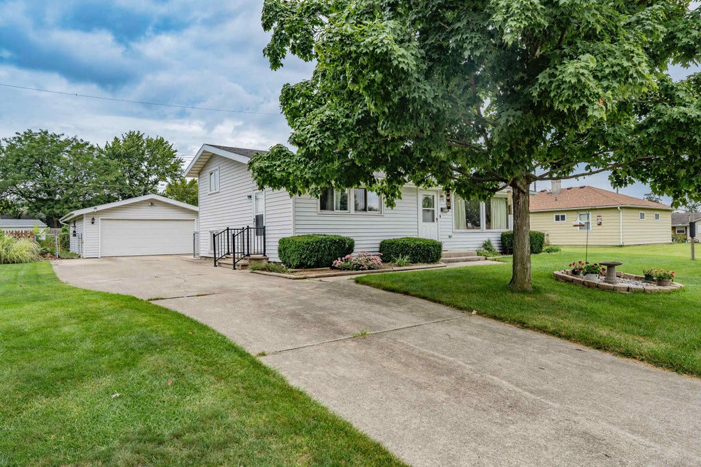 Photo of 903 Elnora Drive, Fort Wayne, IN 46825 (MLS # 202637554)