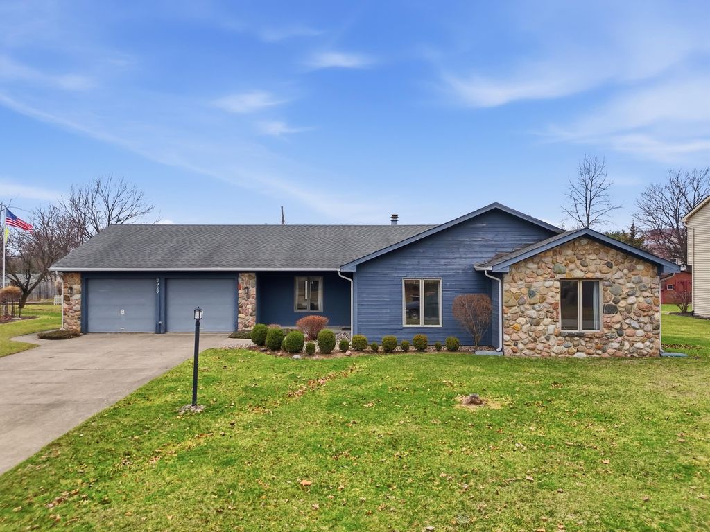 Photo of 2929 KENBRIDGE Court, Fort Wayne, IN 46845 (MLS # 202607978)