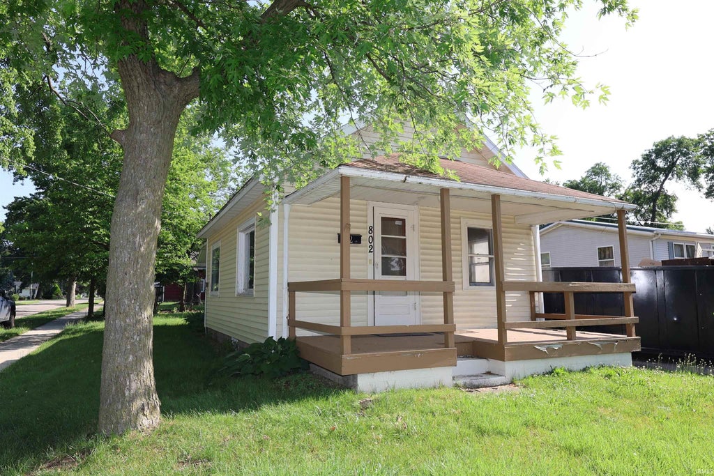 Photo of 802 E Emerald Street, Elkhart, IN 46514 (MLS # 202622626)