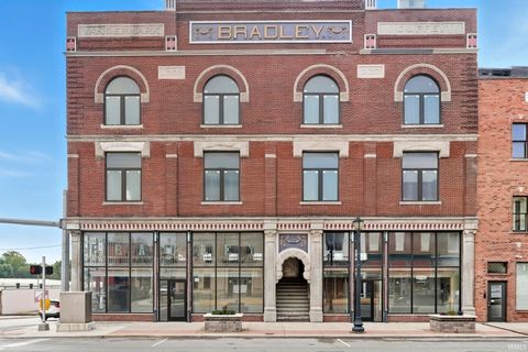Photo of 1 W Canal Street, Wabash, IN 46992 (MLS # 202540913)