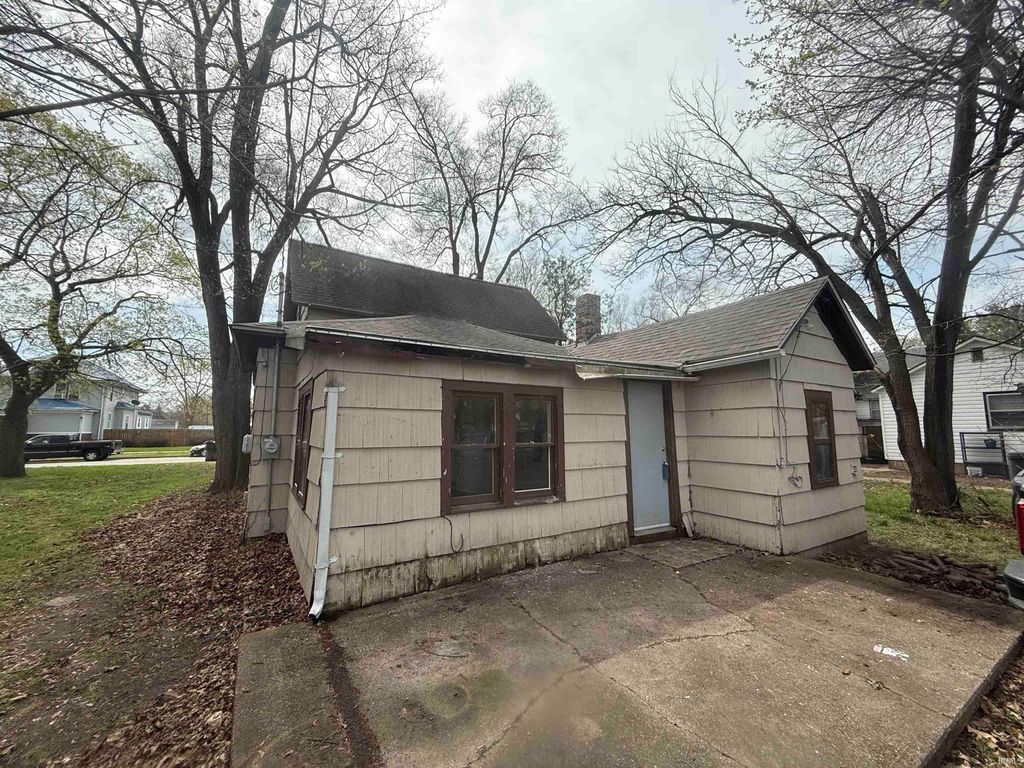 Photo of 810 W Wolf Avenue, Elkhart, IN 46516 (MLS # 202612630)