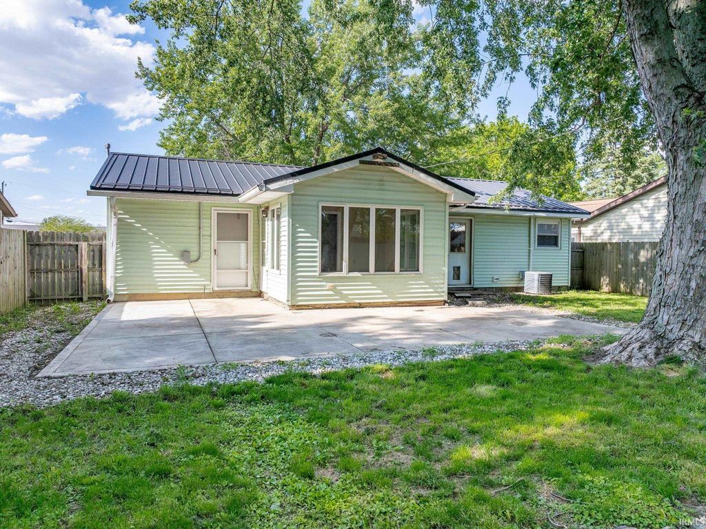 Photo of 812 Birchwood Court, Wabash, IN 46992 (MLS # 202619559)