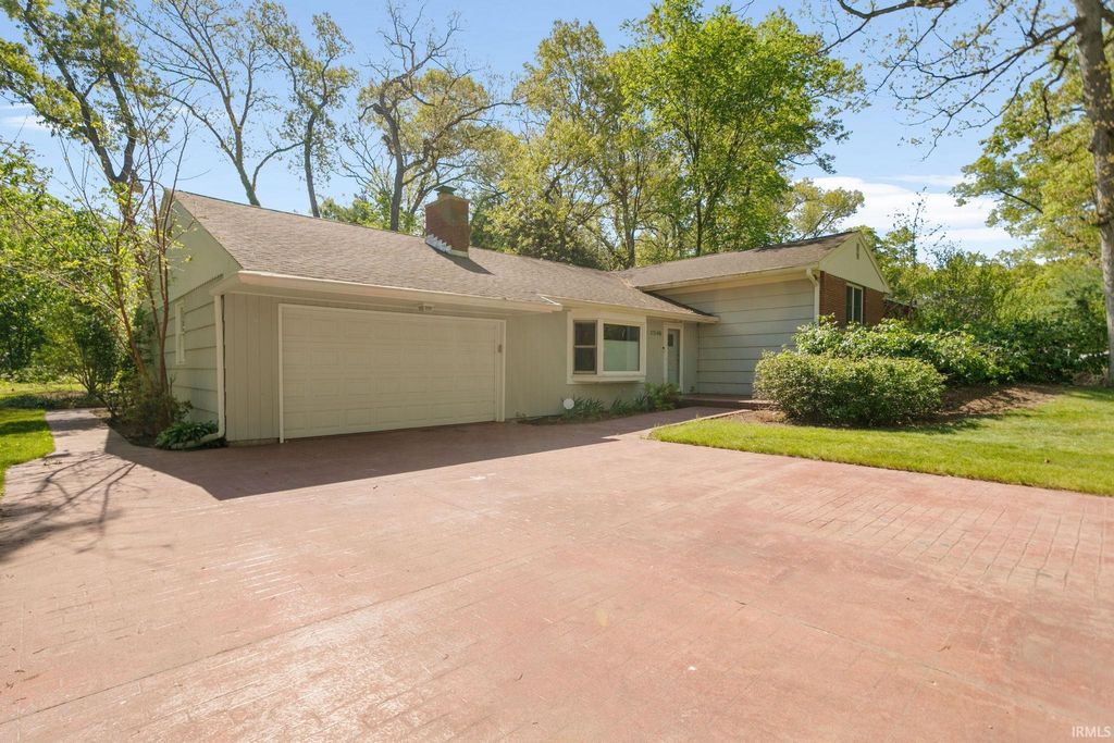 Photo of 53146 Oakmont Central Drive, South Bend, IN 46637 (MLS # 202619733)