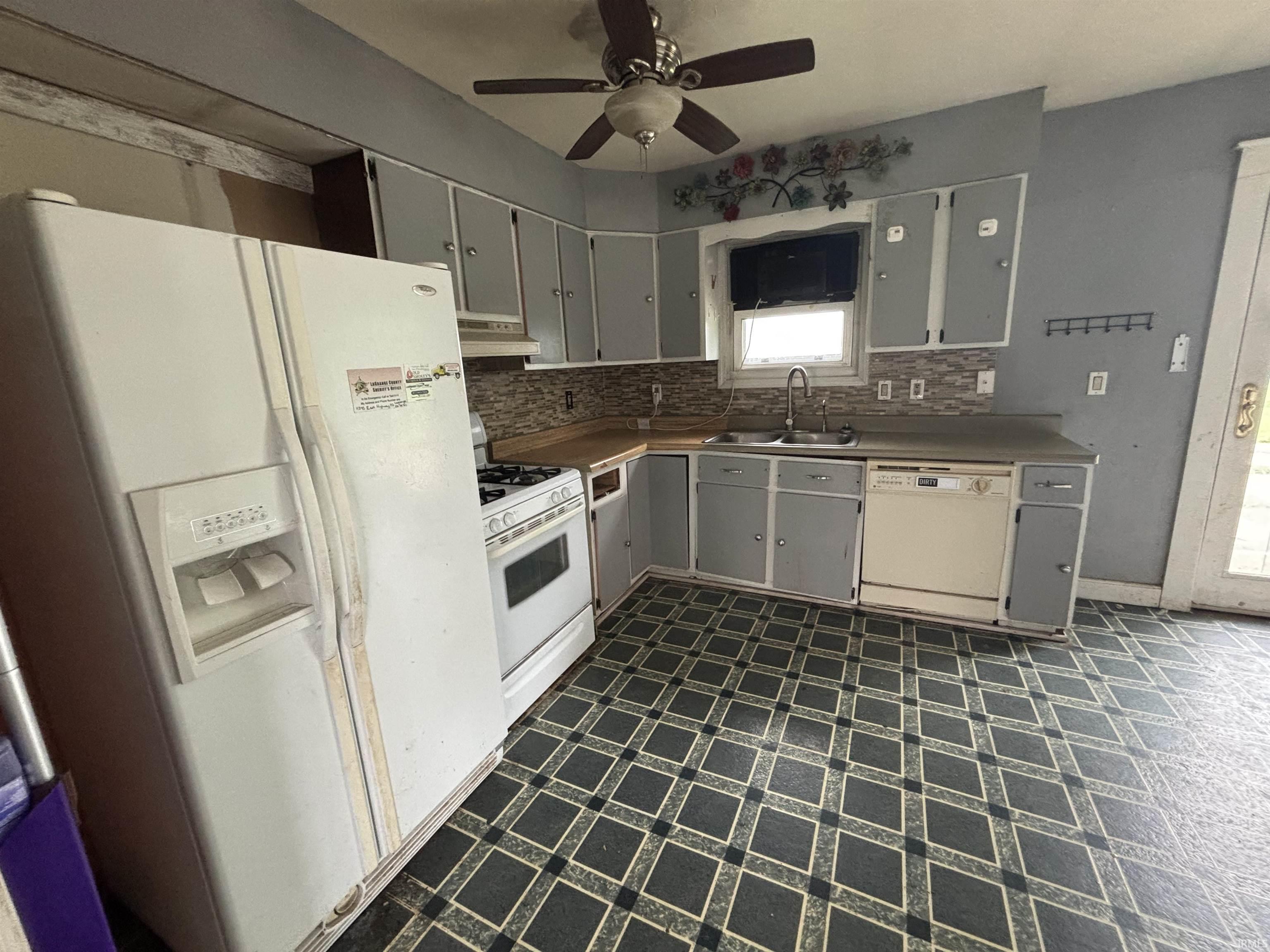 Lagrange, Indiana 46761, United States, 3 Bedrooms Bedrooms, ,2 BathroomsBathrooms,Residential,Pending,151517