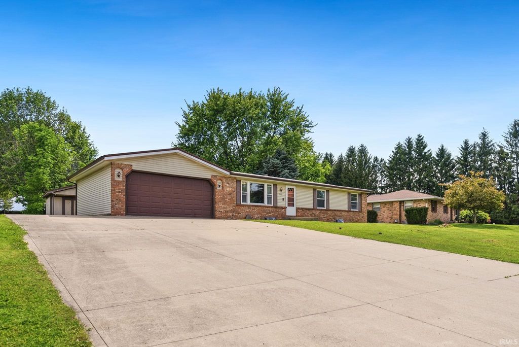 Photo of 2619 E Robby Drive, Warsaw, IN 46580 (MLS # 202621163)