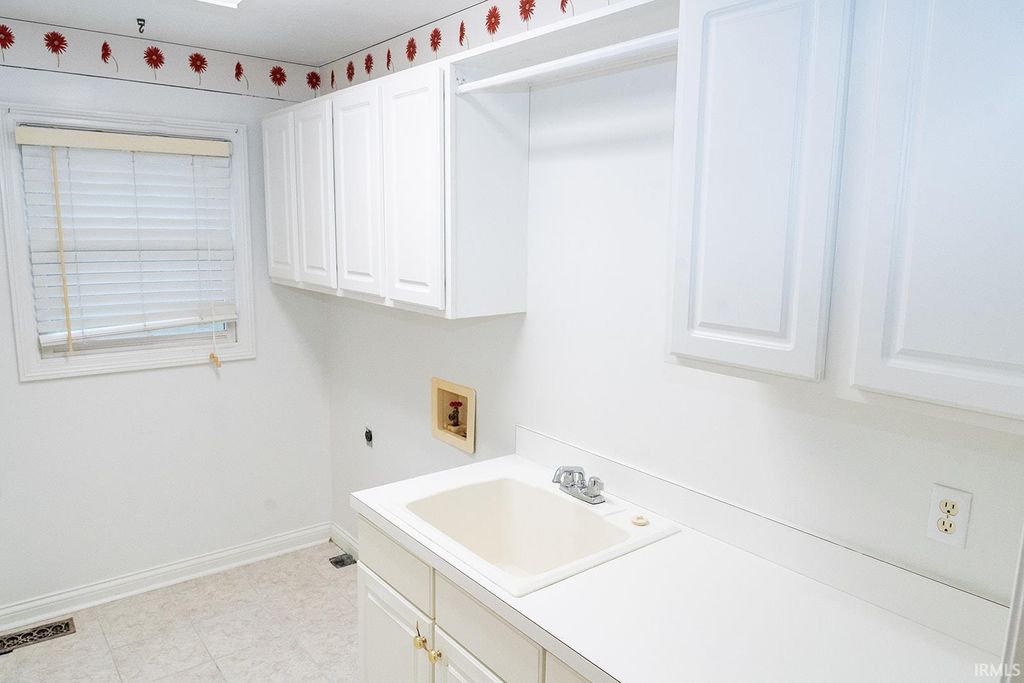 Photo of 4433 foxmoor Drive, Newburgh, IN 47360 (MLS # 202548277)