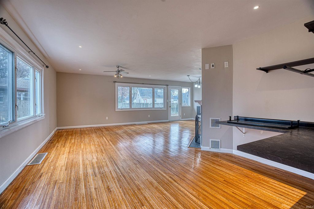 Photo of 1117 S Englewood Avenue, Evansville, IN 47714 (MLS # 202548485)