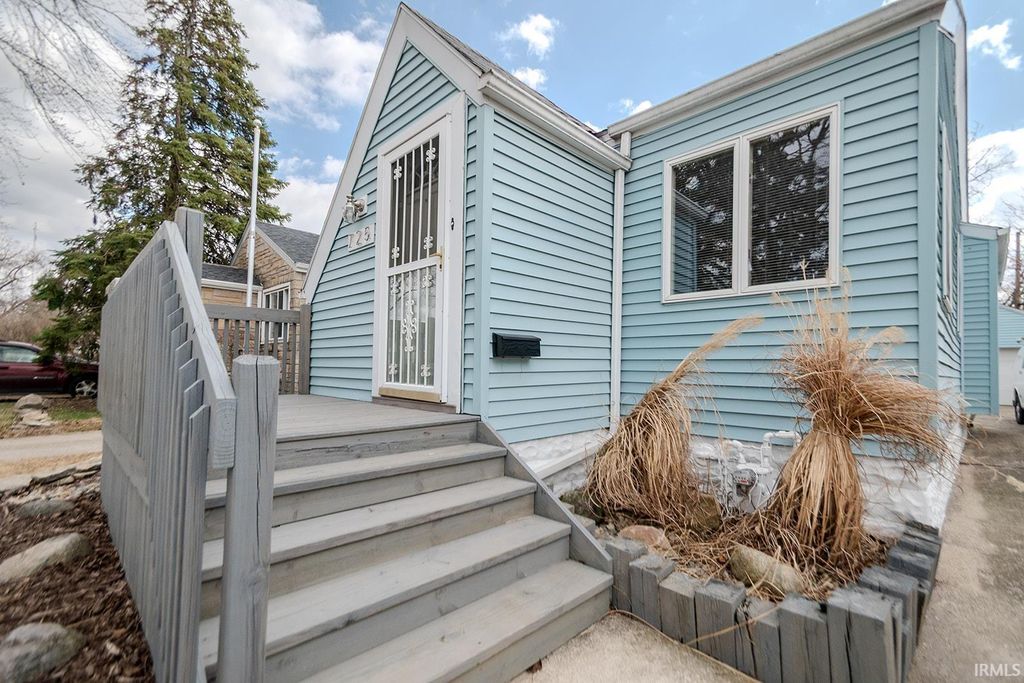 Photo of 725 Lillian Avenue, Fort Wayne, IN 46808 (MLS # 202609786)